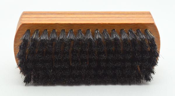 Handwaschbürste Schichtholz mit Griffmulden. 6 und 4 Reihen schwarze Naturborsten. Bürstenfabrik Keller seit 1869. Handwaschbürste Schichtholz mit Griffmulden. 6 und 4 Reihen schwarze Naturborsten. Bürstenfabrik Keller seit 1869.